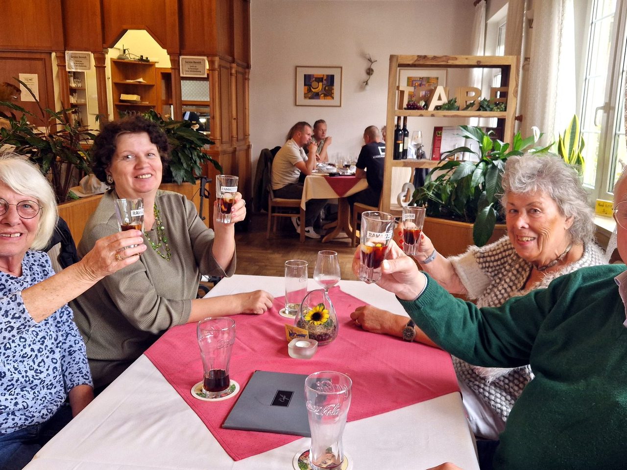 Bewohnerinnen und Bewohner des betreuten Wohnens stoßen gemeinsam an