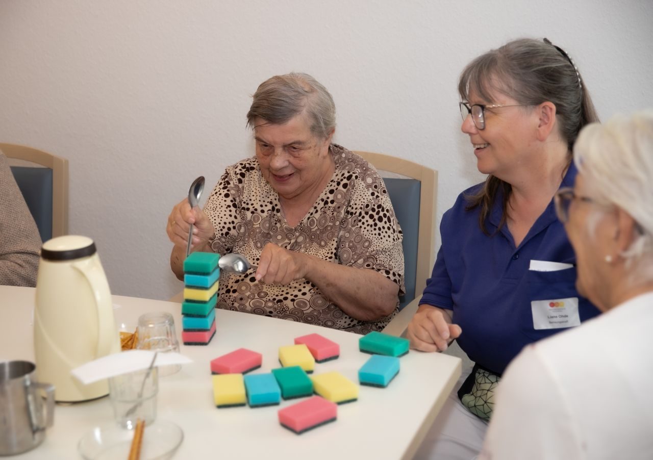Gemeinsame Beschäftigung mit einer Betreuungskraft