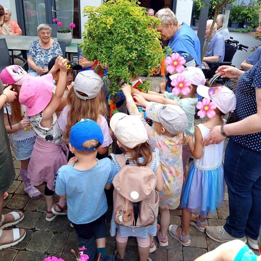 Kindergartenkinder zu Besuch im Innenhof der Pflegewohngemeinschaft Untereisesheim