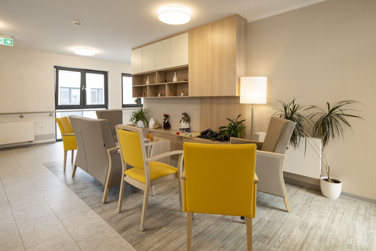 Helle Lounge mit Sesseln in der Pflegewohngemeinschaft Untereisesheim