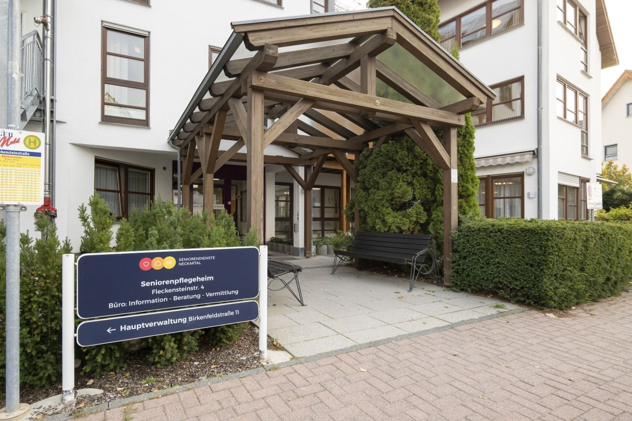 Seniorenpflege Bad Wimpfen in der Fleckensteinstraße 4 – Eingang mit Pergola