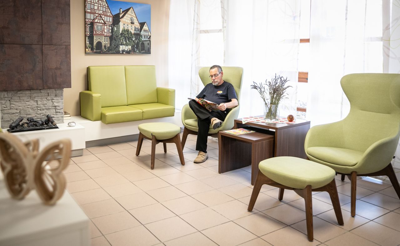 Gemütliche Lounge-Ecke in der Seniorenpflege Fleckensteinstraße