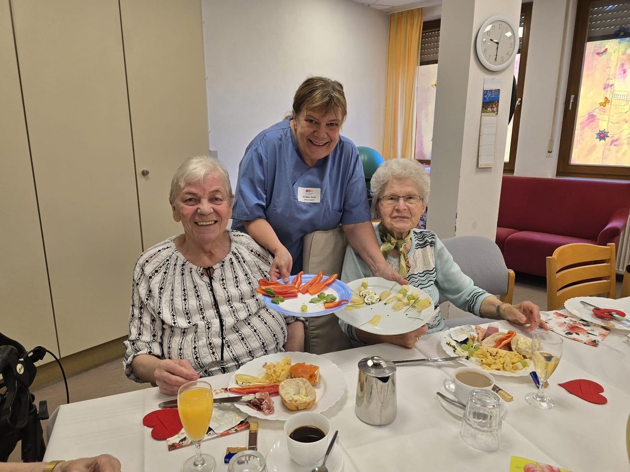 Bewohnerinnen und Betreuungskraft beim gemeinsamen Essen im Seniorenwohnheim Bad Wimpfen