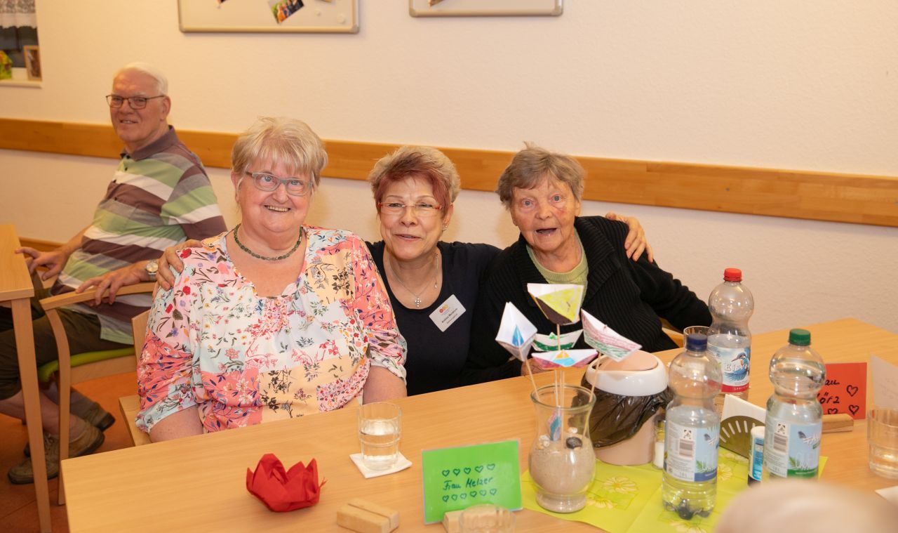 Gäste der Tagespflege Offenau gemeinsam am Tisch