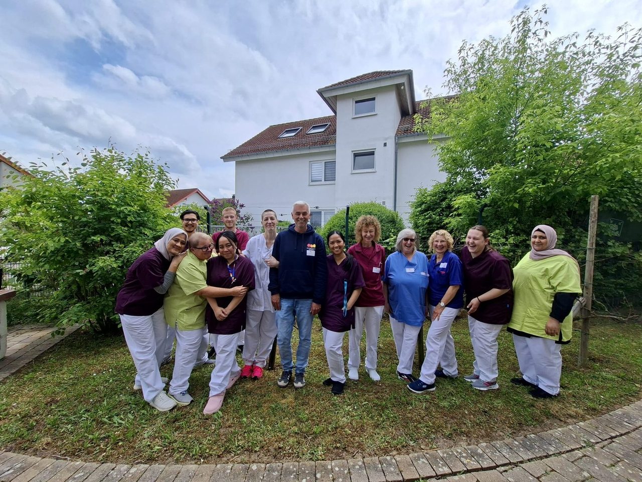 Das Team der Wohngruppe für Menschen mit Demenz vor dem Haus in Bad Wimpfen